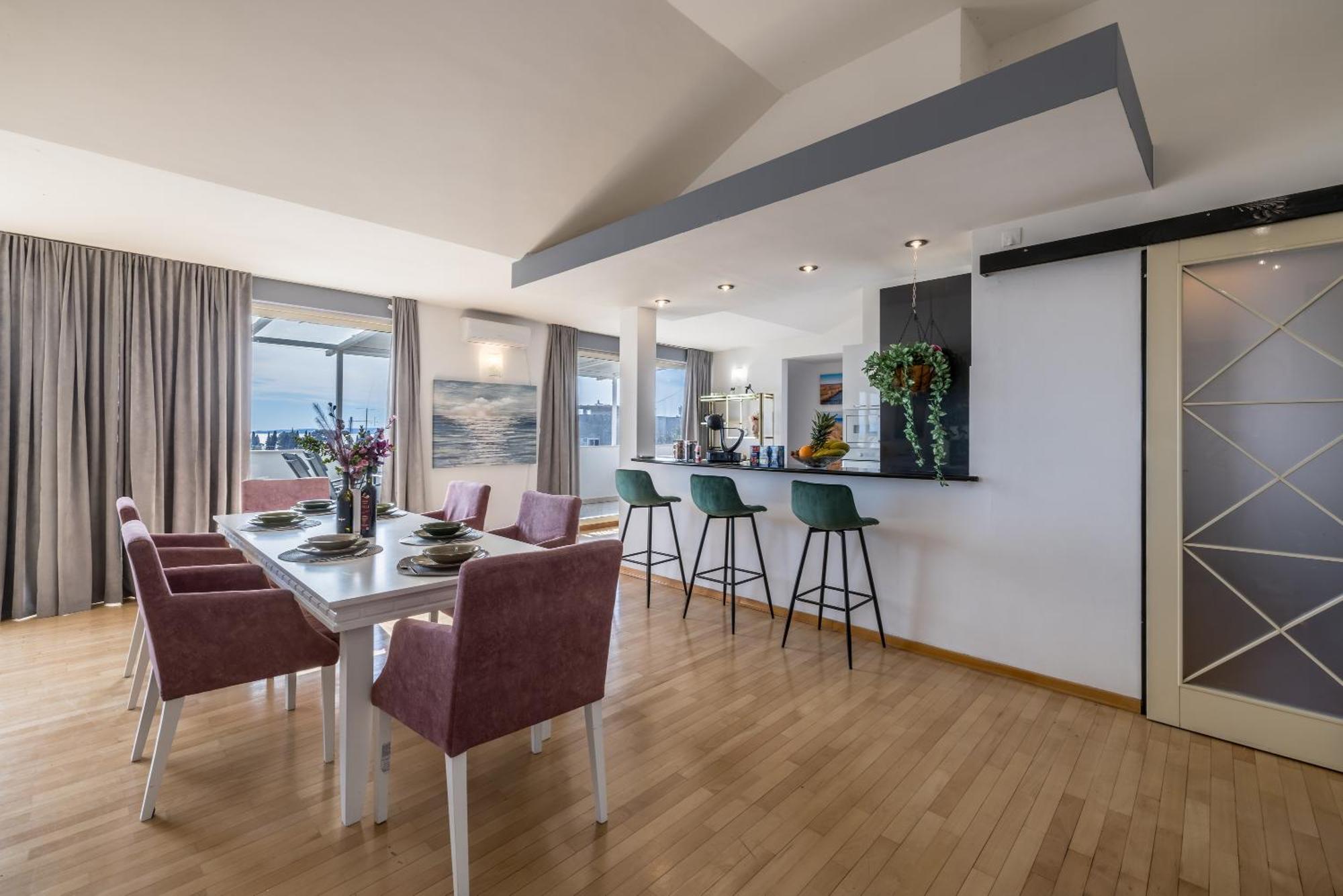 Urban Utopia Penthouse With Private Parking *